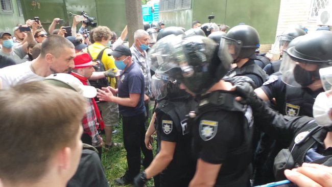 На акції на підтримку Стерненка сталися бійки між мітингувальниками і правоохоронцями: є затримані 26