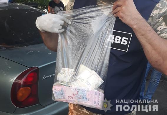 На Донетчине задержали капитана полиции, который систематически вымогал взятки на блокпосту 01 На Донетчине задержали капитана полиции, который систематически вымогал взятки на блокпосту 01