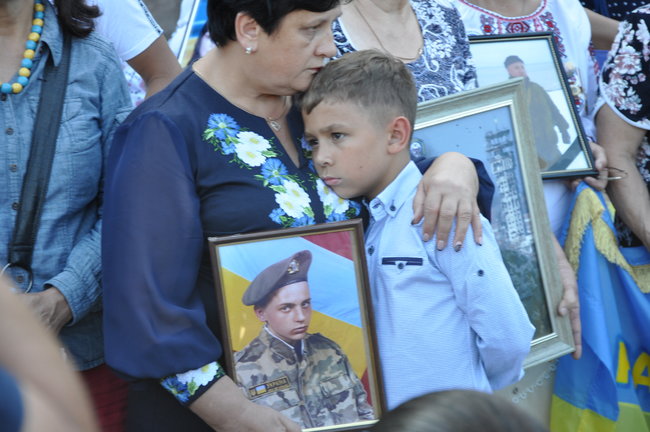 Ilovaisk tragedy anniversary: relatives of fallen servicemen picketing Russian embassy in Kyiv 19