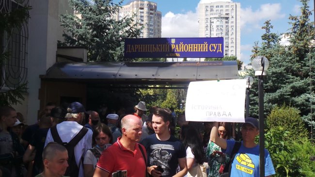 Суд продолжил рассмотрение иска Медведчука о запрете продажи книги о Стусе: под зданием суда проходит акция протеста 12