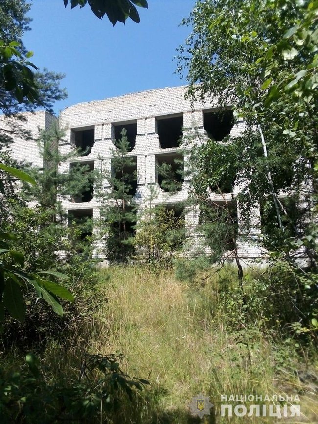 Под завалами кирпича в заброшенном доме на Житомирщине нашли тело пропавшего подростка, - полиция 01
