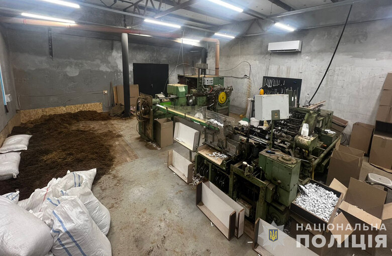 У Хмельницькому ліквідували підпільну тютюнову фабрику