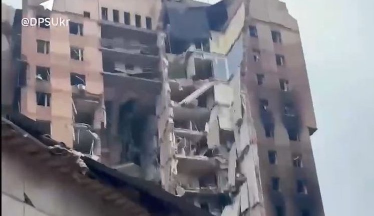 Прикордонник упізнав зруйнований будинок у Костянтинівці: "Я у цьому домі квартиру знімав на 9 поверсі". ВIДЕО