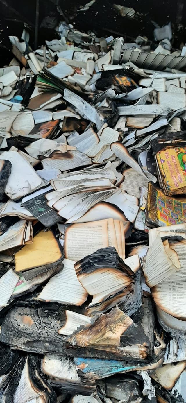 Знищена російськими військами книгарня на центральному ринку Херсона 04