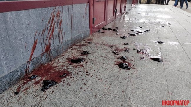 Ситник, скільки коштує життя українського солдата?: Націоналісти облили кровю будівлю НАБУ 04