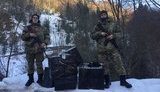 Контрабандисти кинули шість пакетів сигарет на кордоні з Румунією, тікаючи від українських прикордонників, - ДПСУ. ВIДЕО
