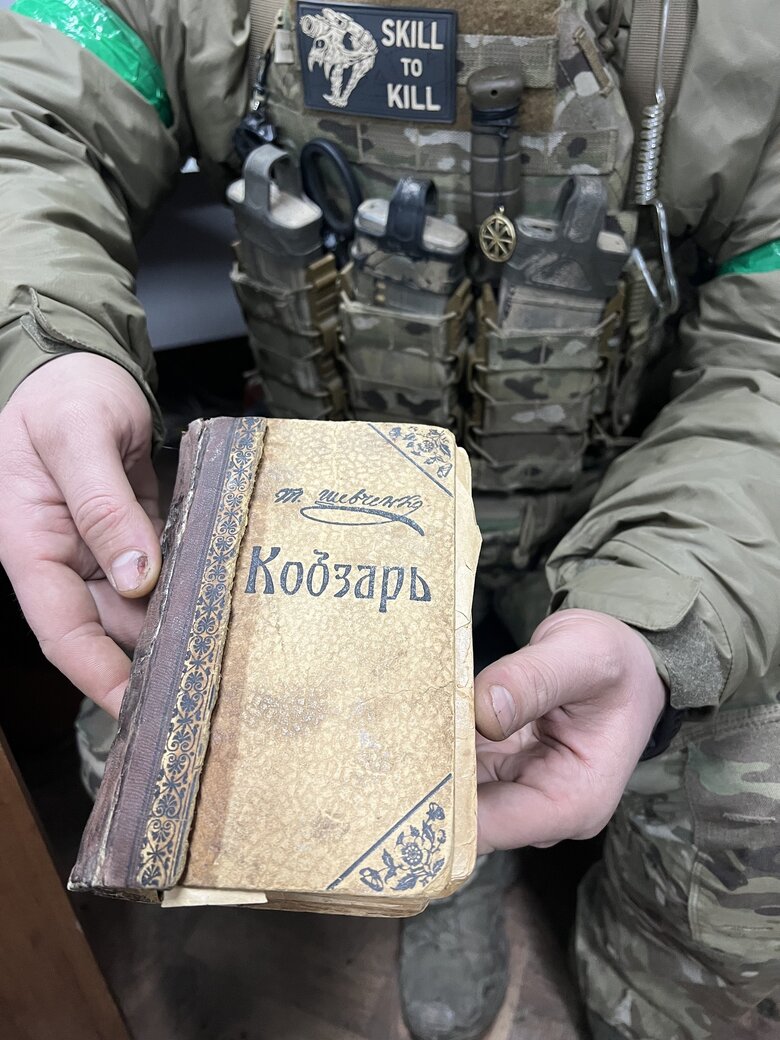 Украинские воины в полуокруженном Бахмуте среди обломков разрушенного дома обнаружили издание Кобзаря 1917 года. Книгу передадут на реставрацию 01