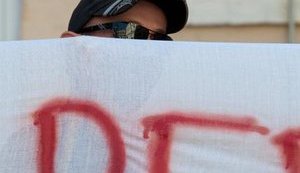 Милиция незаконно пустила во двор Печерского суда людей в черном. ФОТОрепортаж