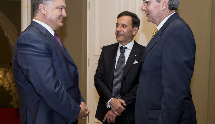 Порошенко провів прощальну зустріч із послами США Пайєттом та Італії Романо. ФОТО