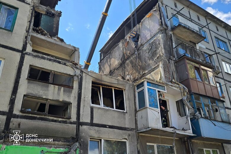 Russian strike on a five-storey building in Bilozerske