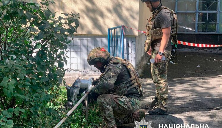 Уламки ворожого безпілотника впали поблизу багатоповерхівки в Солом’янському районі Києва. ФОТОрепортаж (оновлено)
