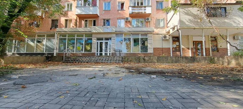 Последствия обстрела Херсона рашистами: Попадание возле многоквартирного дома 03