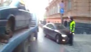 "Дай я там стану! Шо ти клоуна із себе робиш?!" - водій Audi А5 у Львові наїхав на патрульного. ВIДЕО