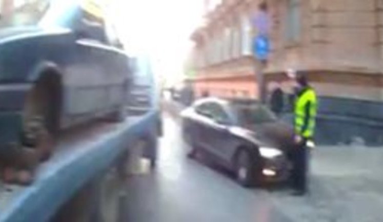 "Дай я там стану! Шо ти клоуна із себе робиш?!" - водій Audi А5 у Львові наїхав на патрульного. ВIДЕО