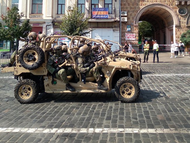 Різні. Рівні. Незалежні. Свято, що проймало до кісток, але з ложками дьогтю 05