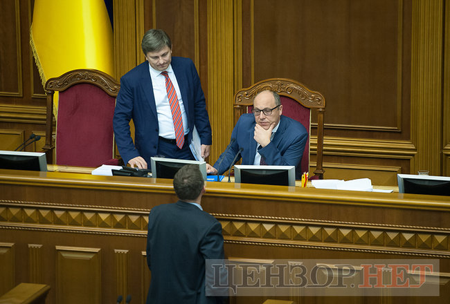 Депутати-соньки, Кіссе, який голосує за трьох, радісний Гройсман і обійми Лозового з Ляшком: як Рада вночі приймала Держбюджет-2019 35