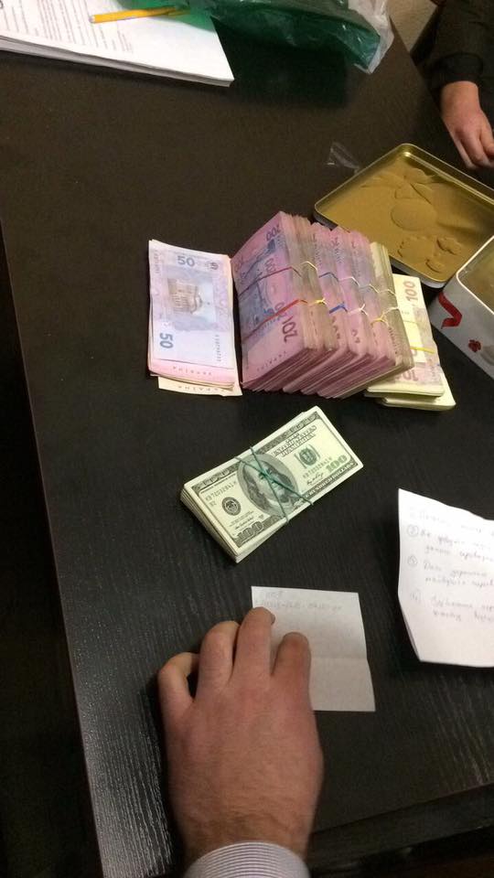 Начальнику слідчого управління Нацполіції Київщини намагалися дати $ 10 тис. хабара в коробці з-під Рафаелло, - Луценко 05