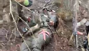 Боец 25-й бригады попал сбросом с дрона "Баба Яга" оккупанту в голову. ВИДЕО