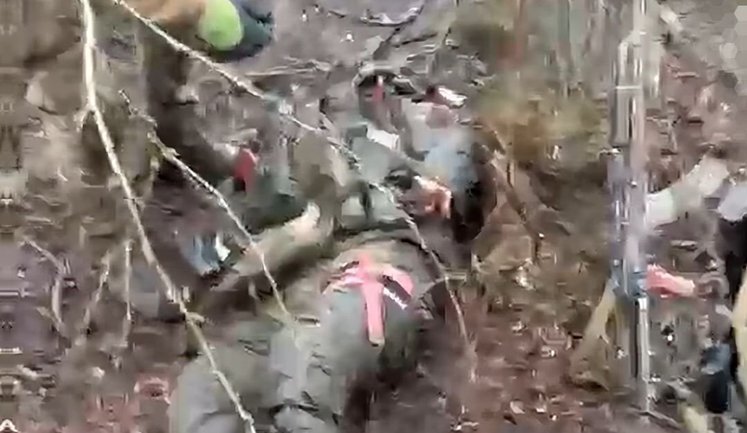 Боец 25-й бригады попал сбросом с дрона "Баба Яга" оккупанту в голову. ВИДЕО