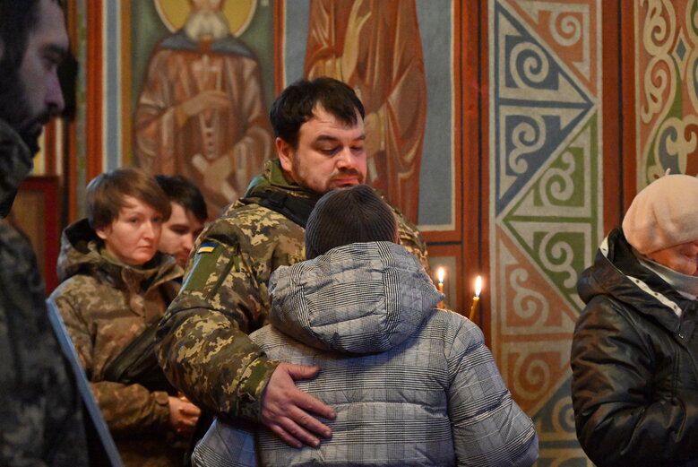 В Киеве простились с известным спелеологом, инженером и зооспасателем Святославом Романчуком (Нутрий), который погиб в бою с оккупантами 09