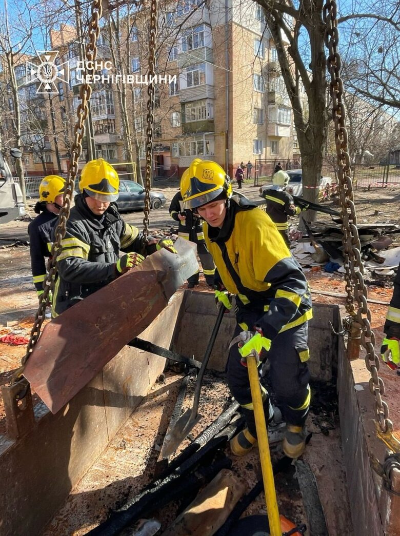 Strike on a five-storey building in Chernihiv 15.03
