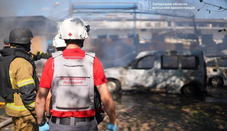 Росіяни вдарили по Запоріжжю: семеро поранених, спалахнула автостоянка. ФОТОрепортаж