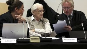 К четырем годам тюрьмы 96-летнего "бухгалтера Освенцима" приговорил суд Германии