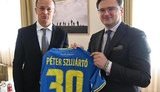 Кулеба подарил Сийярто легендарную форму с надписью "Слава Україні", после чего они отправились на Донбасс. ФОТО