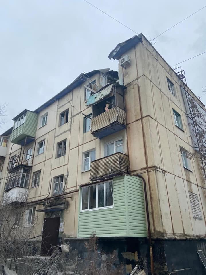 Российские оккупанты обстреляли Северодонецк. Ранен мужчина, состояние тяжелое. Повреждены жилые дома, - Гайдай 01