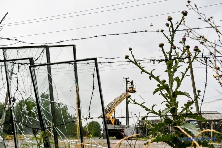 Школа без крыши, дома без окон: войска РФ два дня подряд обстреливают село под Запорожьем 01