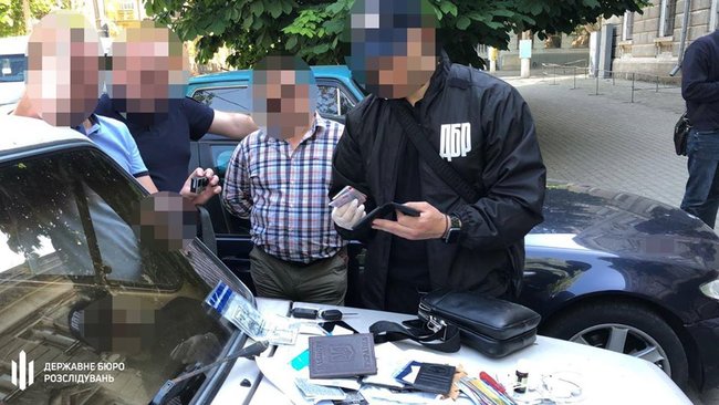 На Николаевщине сотрудник СБУ вымогал у фермера 2 тыс. долл. и 10 т. зерна в качестве взятки, - ГБР 01