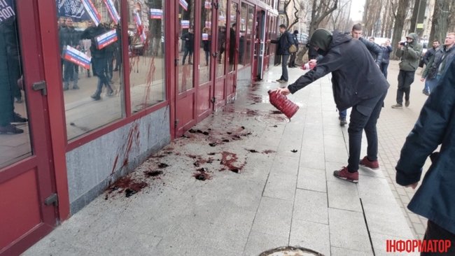 Ситник, скільки коштує життя українського солдата?: Націоналісти облили кровю будівлю НАБУ 01