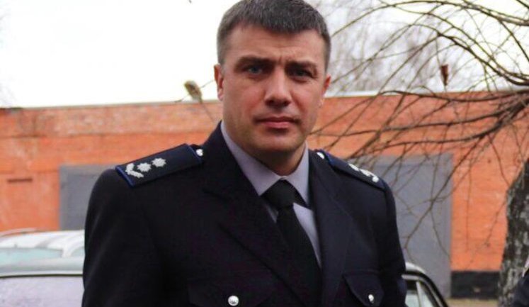 Начальника Ніжинського відділу поліції Духна, на столі якого була табличка "Взятки не берем", впіймали на хабарі у $2 тис. ФОТОрепортаж