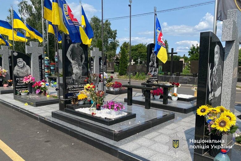 У Черкасах затримали чоловіка за наругу над могилами спецпризначенців