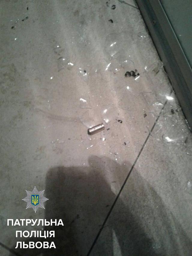 У кафе в центрі Львова раніше судимий чоловік погрожував відвідувачам пістолетом 04 У кафе в центрі Львова раніше судимий чоловік погрожував відвідувачам пістолетом 04