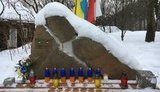 Польский диссидент Калиновский установил памятный знак Героям Небесной Сотни на своем участке. ФОТОрепортаж