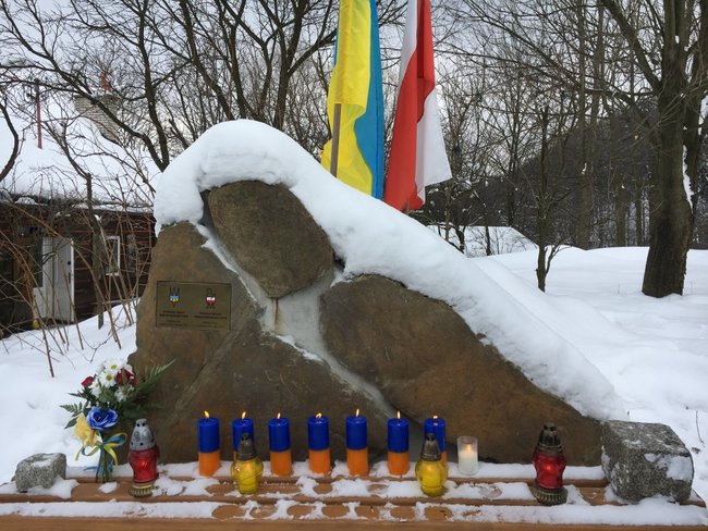 Польський дисидент Калиновський встановив памятний знак Героям Небесної Сотні на своїй ділянці 04