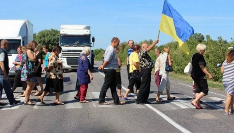 Селяне перекрыли дорогу на Кировоградщине из-за закрытия школы. ФОТОрепортаж
