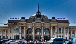 Внаслідок нічної атаки дронів пошкоджено інфраструктуру залізничного вокзалу Одеси