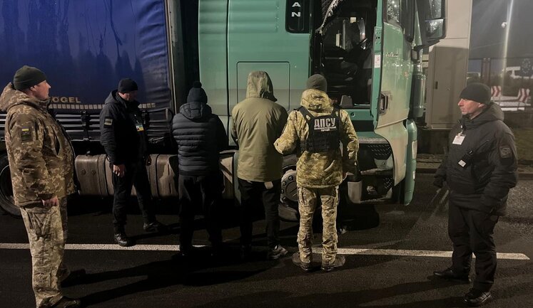 Сховався під вантажівкою, обклавшись грілками: чоловік намагався втекти через кордон на Львівщині, - ДПСУ. ФОТОрепортаж