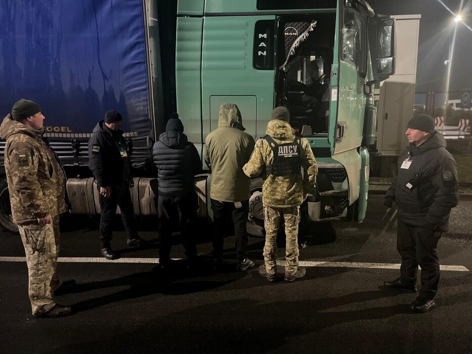 Чоловік намагався незаконно перетнути кордон, сховавшись під вантажівкою з грілками
