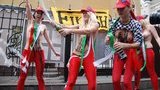 "Берло, чао!": Femen с шампанским отметили политические похороны Берлускони. ФОТОрепортаж