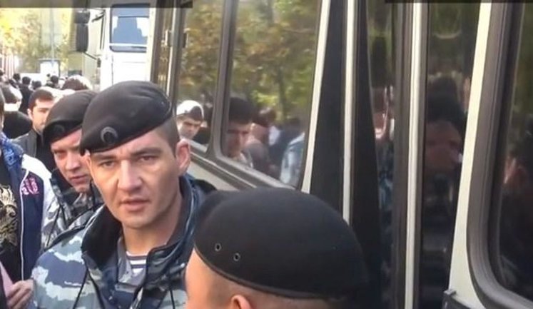 "Аллаху акбар!" - в Москве кавказцы взяли штурмом автобус ОМОНа, и освободили задержанного. Трусливая милиция не сопротивлялась. ВИДЕО