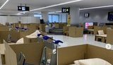 В аэропорту Токио установили картонные кровати: на них прибывшие ждут результаты тестов на COVID-19. ФОТОрепортаж