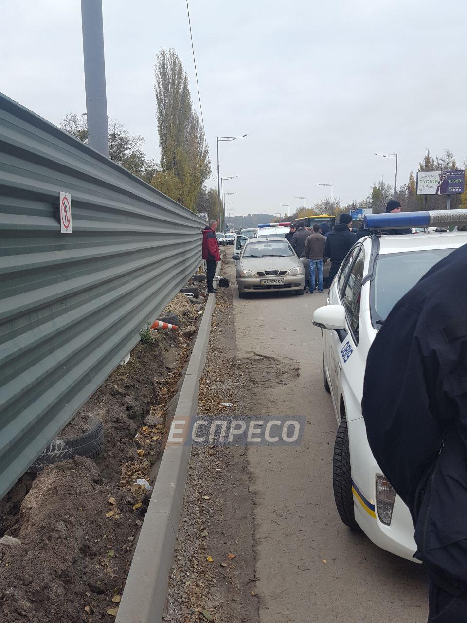 Труп в машине в Киеве: На Столичном шоссе в машине на обочине нашли труп  мужчины. ФОТО | Цензор.НЕТ