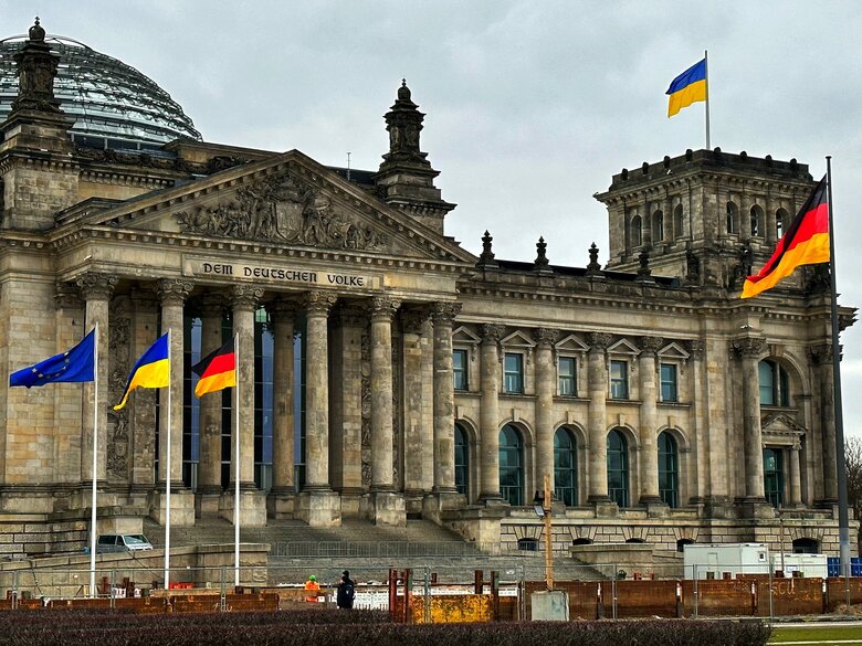 Над Бундестагом подняли флаг Украины  01