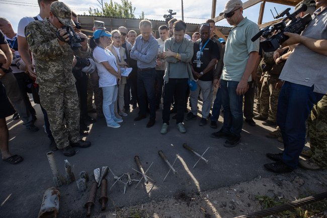 Zelenskyi, Tusk visit Stanytsia Luhanska 13