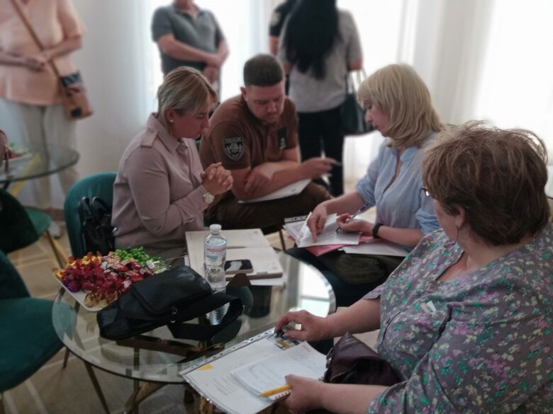 Родственники защитников Азовстали провели встречу с представителями власти: Обсудили вопросы поиска пропавших без вести и доступа к пленным 02