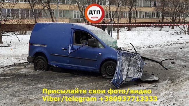 У Соломянському районі Києва автомобіль на високій швидкості влетів у стовп: водія витягали рятувальники ДСНС 06