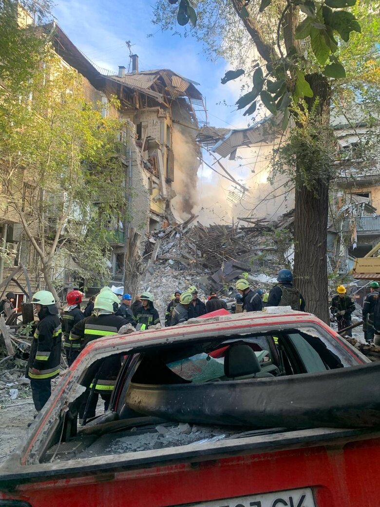 Наслідки ударів по Запоріжжю: 7 ракет влучили у багатоповерхівки, зруйновано цілі під’їзди (оновлено) 17